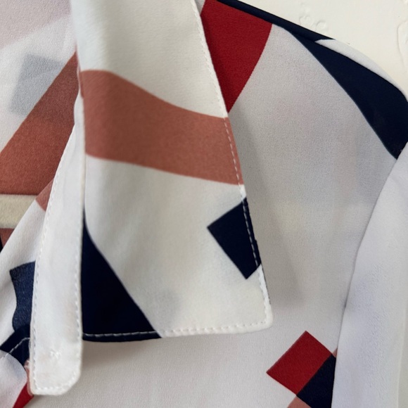 Lulu's Camrose White Geometric Print
Button-Up Long Sleeve Top Size M - Picture 9 of 14